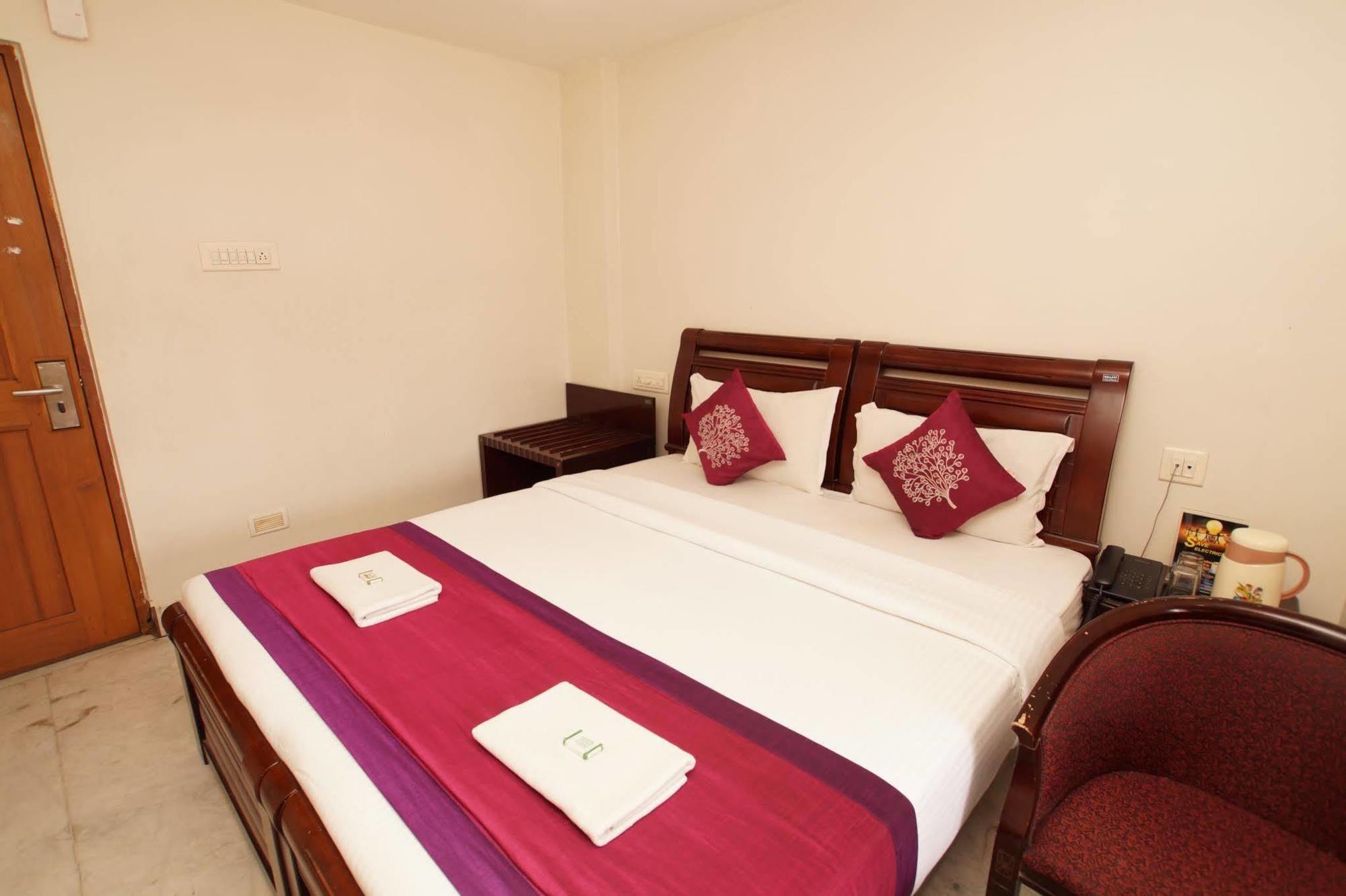 Lloyds Guest House, North Boag Road, T. Nagar Chennai Eksteriør billede